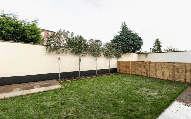 Skyvillion Vineyard Court, Enfield, 2 Bed, With Garden