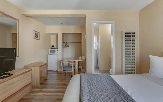 Shasta Pines Motel & Suites