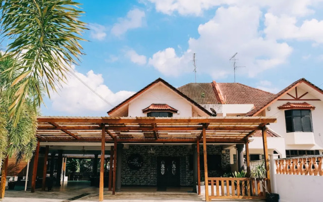 Camelia Homestay by ZUZU