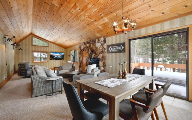 Tahoe Forest Chalet 3BR House w/ Mountain Views