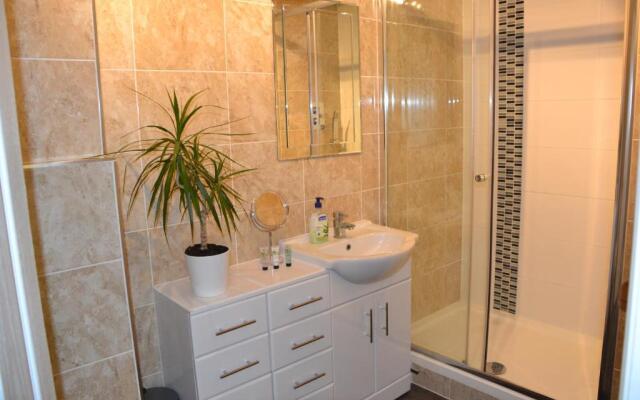 Olive Tree Apartment - 2 Bedrooms Apartment - Stayseekers