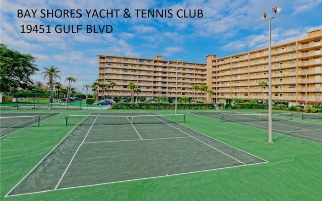 Bayshore Yatch Tennis Condo 2br 3 beds, Walking Distance to Beautiful Quite Beach