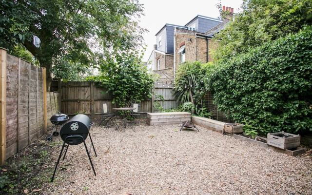 1 Bedroom Flat In Wimbledon With Garden