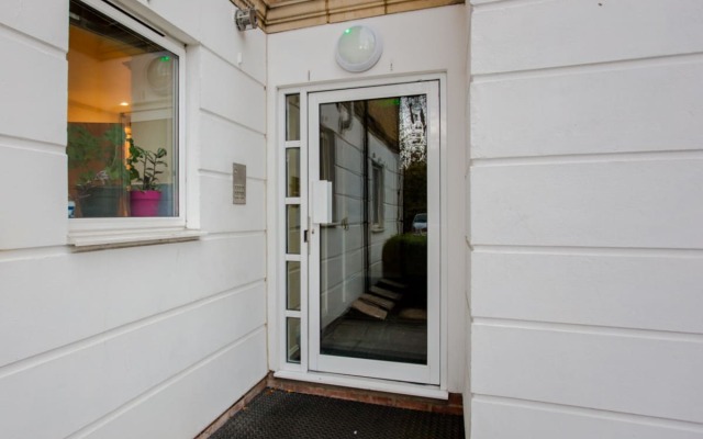 The Sparkford Gardens - Lovely 2bdr With Balcony