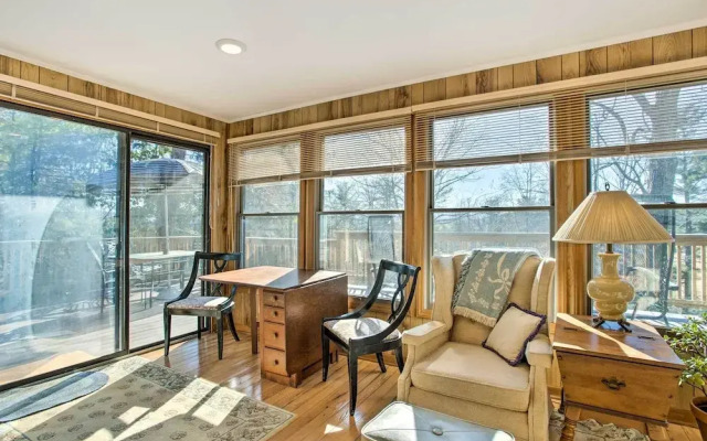 Dog-friendly Hendersonville Cabin: Deck & Views