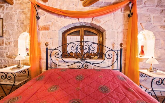 The Vivian - Luxury Stone Villa