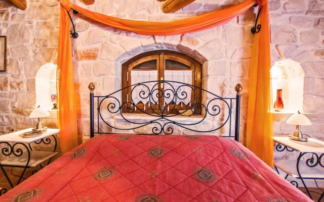 The Vivian - Luxury Stone Villa