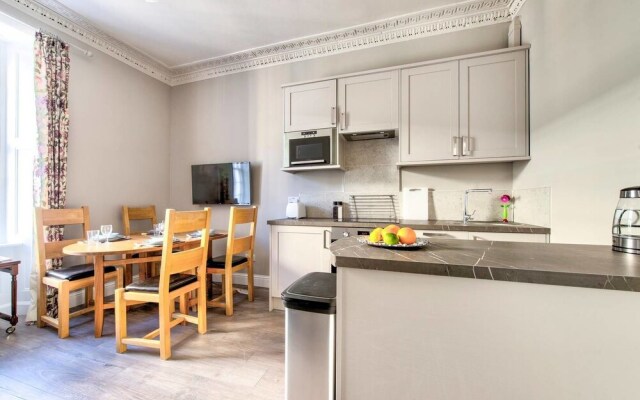 Beautifully Presented, Well Located, 2 bed apt