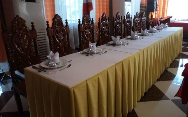 Royal Crest Hotel Restaurant and Sports Centrum