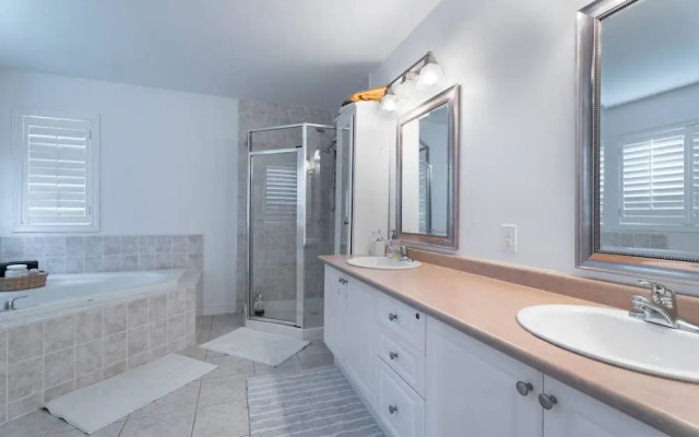 Stylish 4BR Oasis Peaceful Mississauga Location