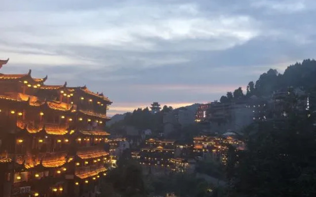 Baihe Renjia Inn (Furong Town Waterfall Branch)