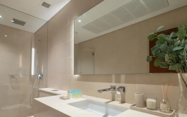 LUX The Marina Gate Sea View Suite 2