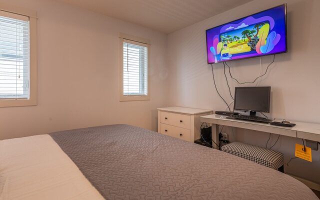 P1 - Private Hot Tub - 3 Bedroom Home - Mountain View