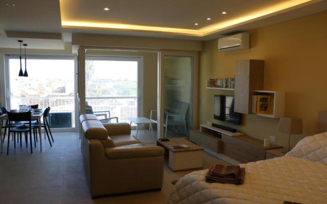 Wileg 4A Luxury Studio Apartment with Shared Swimming Pool.
