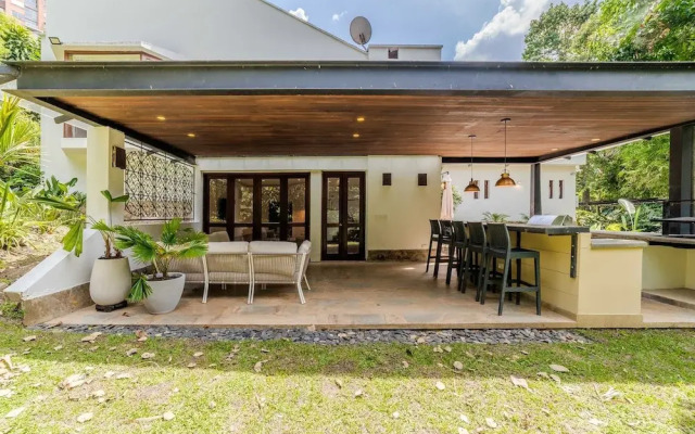w Incredible 5BR House w Jacuzzi in El Poblado