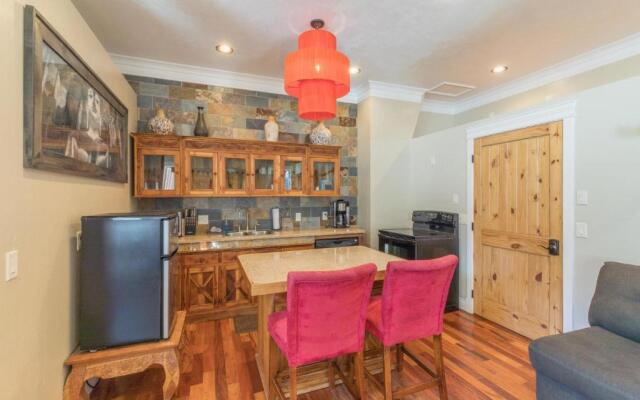 Lotus Mountain Suites East Suite