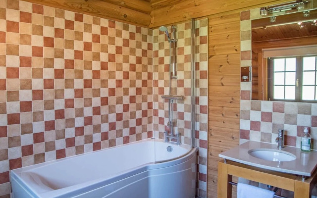 Oak Lodge With Hot Tub, Kingfishers