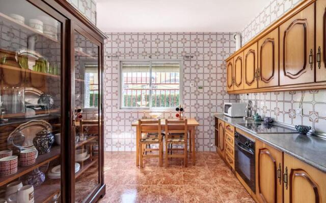 Chalet acogedor con piscina muy cerca de Granada