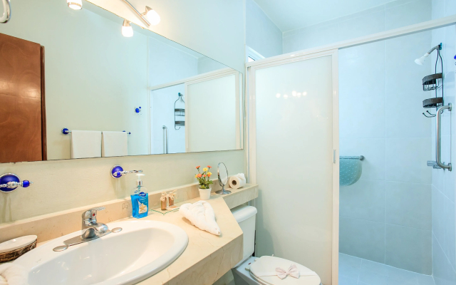 Contemporary Private 2 Br Ph Near Everything