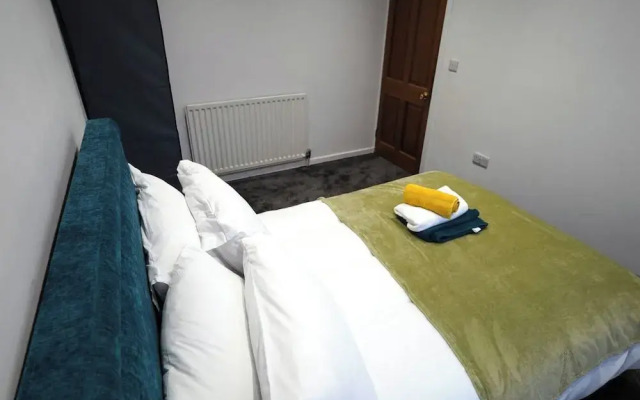 4 bed House - Private Garden - Free Parking