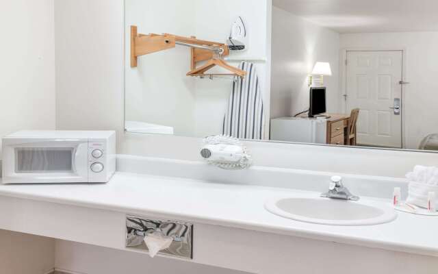 Howard Johnson by Wyndham Roseburg