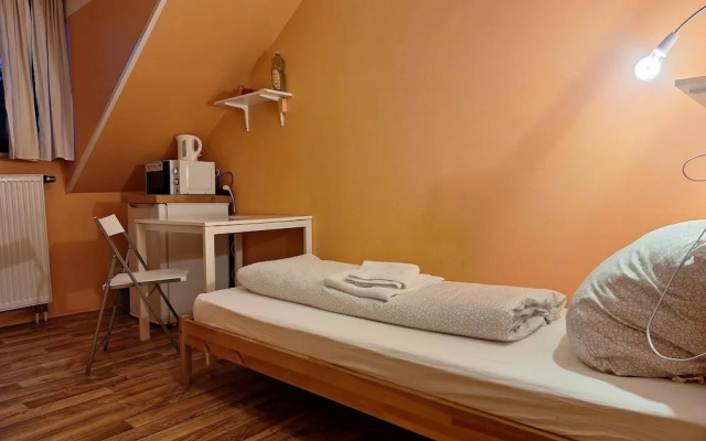 2-Rent Group Hostel Rooms AUB162