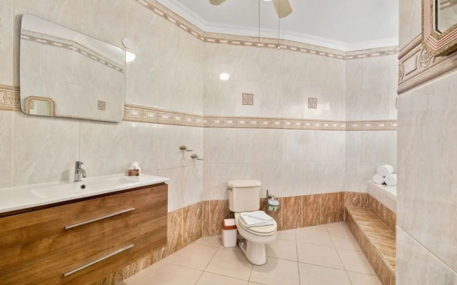 Cozy Central 4br3ba Home w Pvt Pool Largegarden