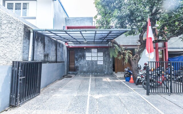 OYO 506 Moes Residence