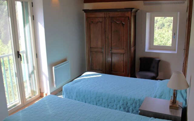 Modern Holiday Home with jacuzzi in Brousse-le-Chateau