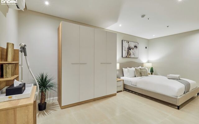 bnbmehomes-3BR Apt with Pvt Balcony-B1