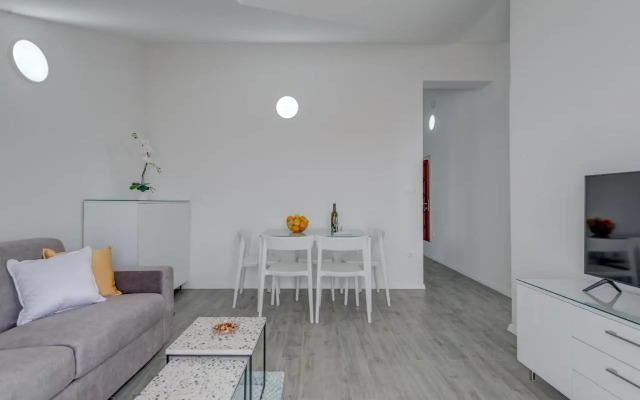 Spacious Modern Apartment Miljak - 1min to the beach
