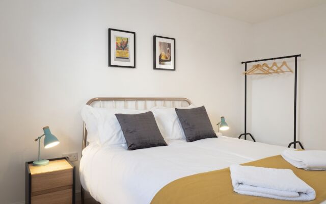 Spacious Townhouse Near the City Centre