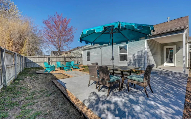 Chic Bentonville Home w/ Patio & Fire Pit!
