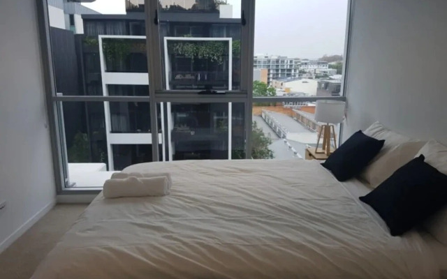 Modern 2 Bedroom Apartment With Parking in Newstead