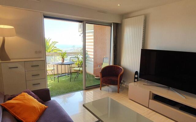 Classy Apartment in Nice with pool and private parking place