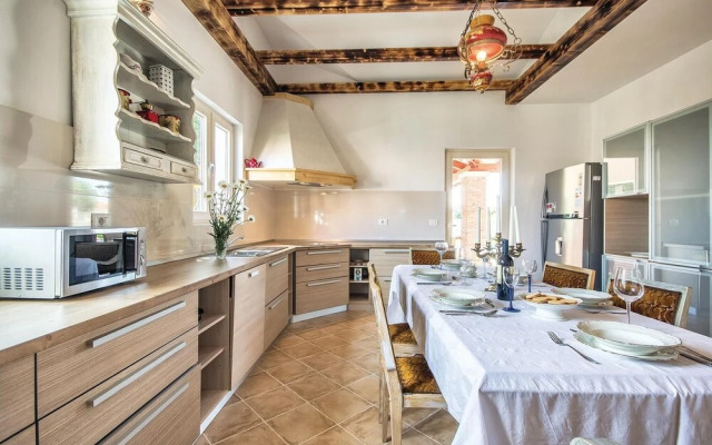 Stunning Home in Valtura With Jacuzzi, Wifi and 4 Bedrooms