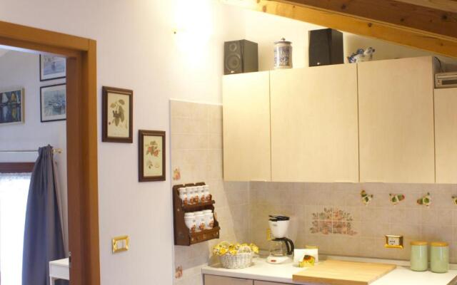 CA' LEONE - Sans Souci - Apartment in Villa with Pool