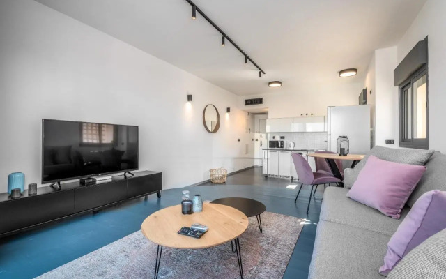 Modern & Sunny 1 BDR w balcony and parking