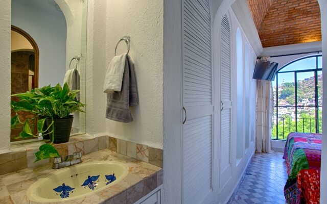 Casa Loma Old Town 3 BR by Casago