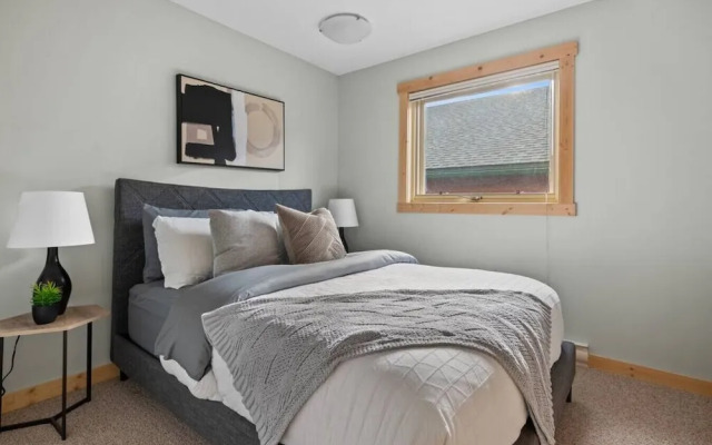 SPACIOUS 3,000 sq2 Luxury Home | PRIVATE Pool & Hot Tub | STEPS to Kinsmen Beach