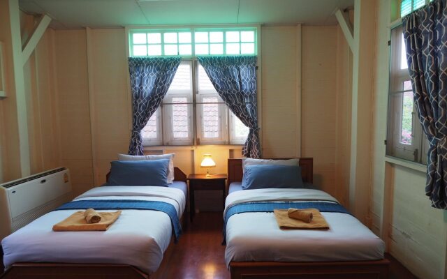 24 Samsen Heritage House