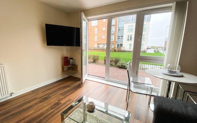 Glasgow Ellerslie Path 2bd Home - Parking