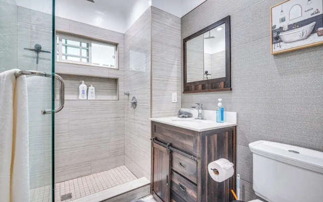 7 Mi to Downtown: East Los Angeles Apartment