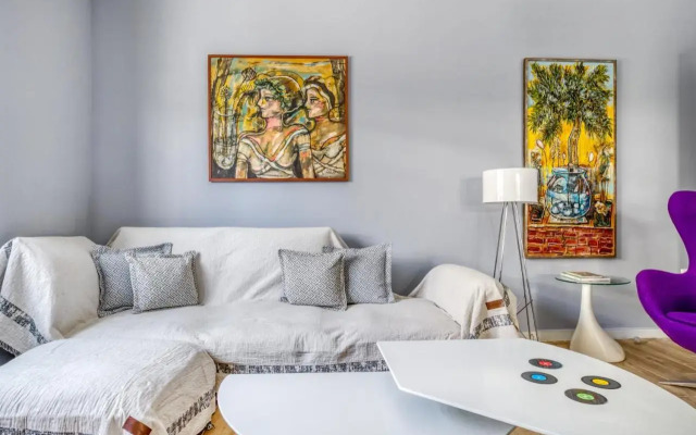 Spacious flat with courtyard and private parking!