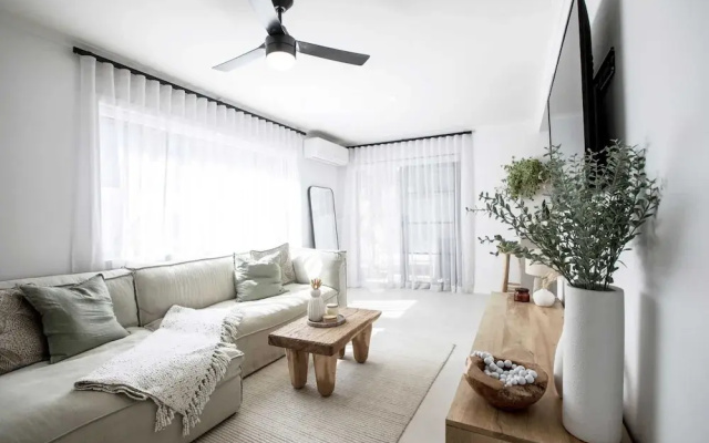 Coastal 2-bed Apartment With Courtyard