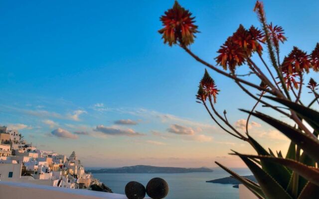 Fira White Residence
