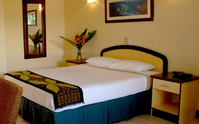 Bay Village Tropical Retreat & Apartments