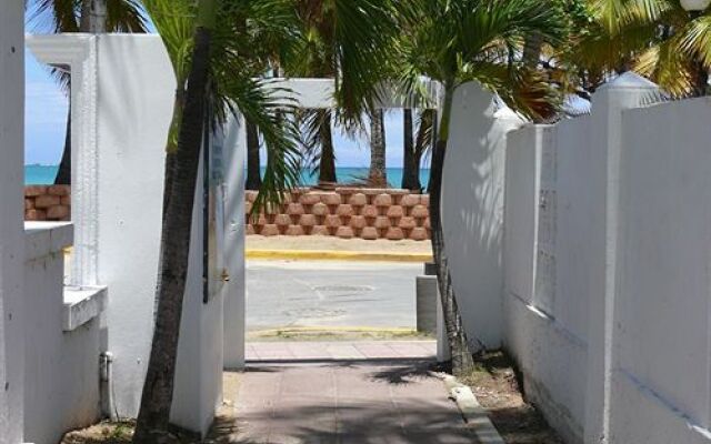 Borinquen Beach Inn