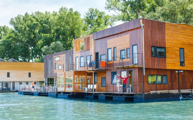 Arkabarka Floating Hostel