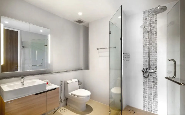 Diamond Condominium 2706